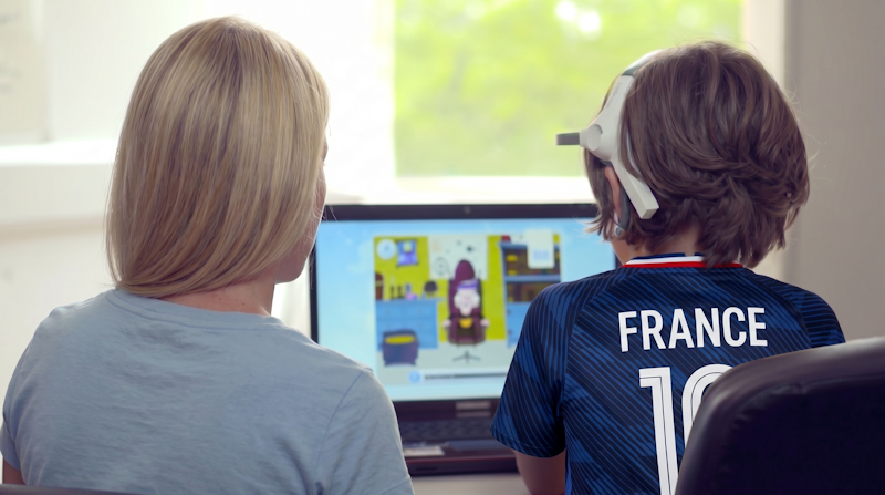 Enfant utilisant le casque MindWave 2  avec l'application de jeu